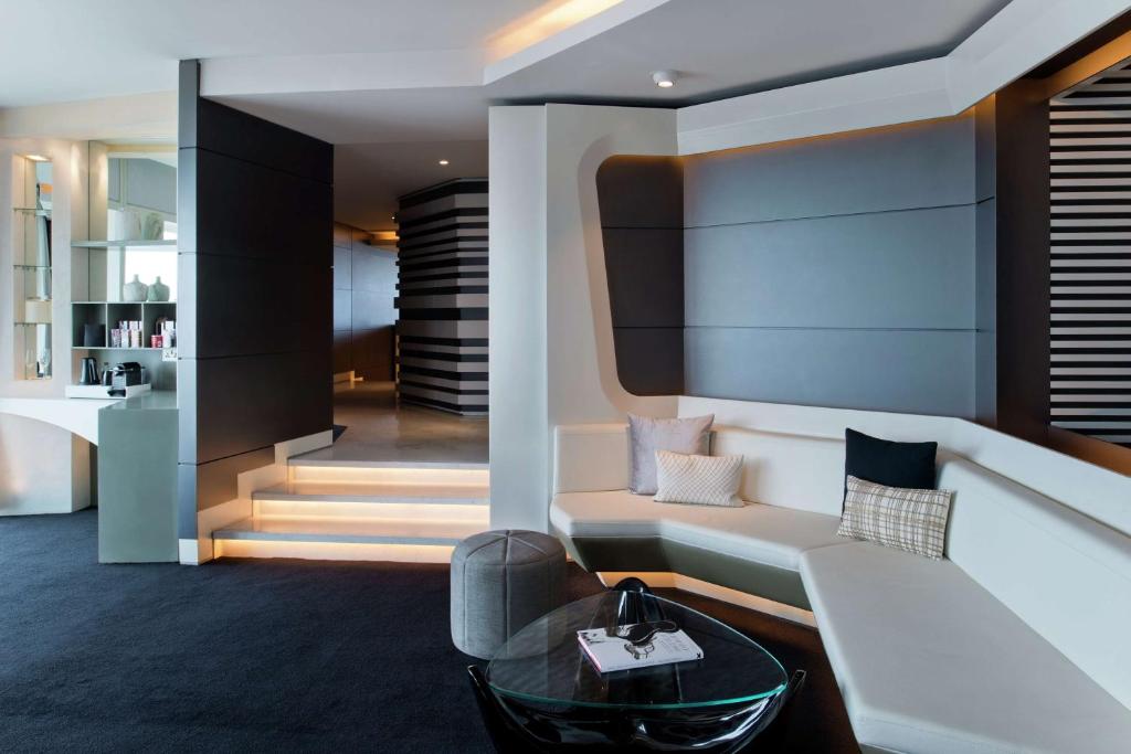 V Hotel Dubai Curio Collection by Hilton 8