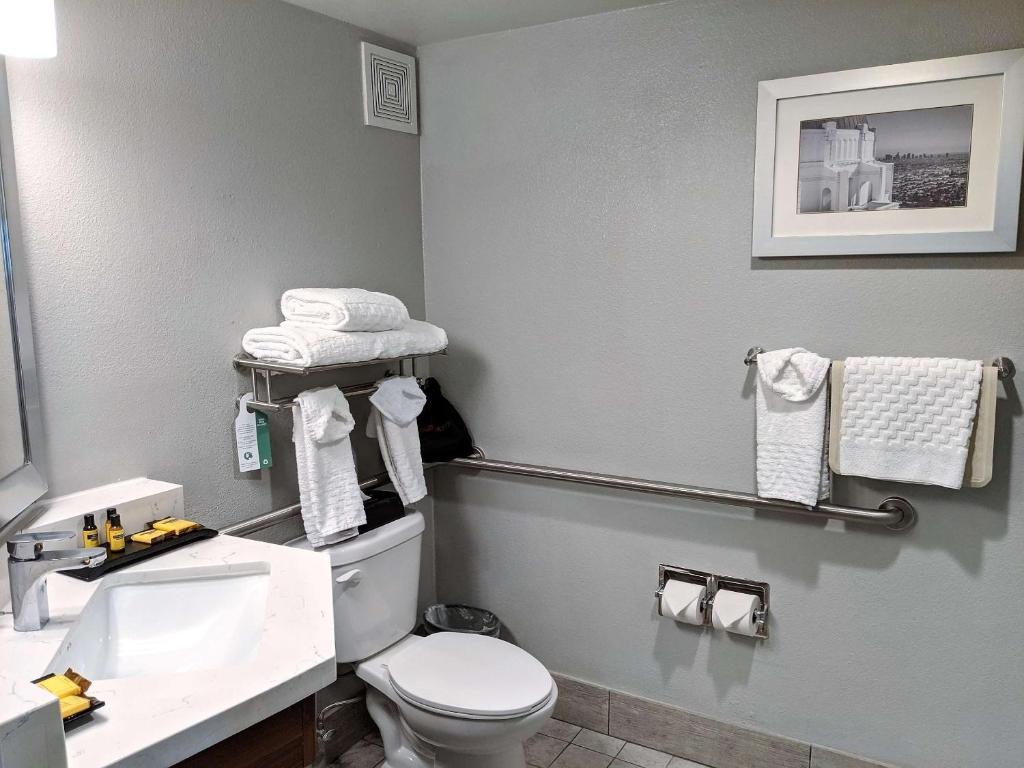 Best Western Plus Commerce Hotel 5